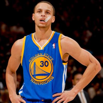 Stephen Curry est déjà une superstar de la ligue et pourtant il entamera seulement cette année sa sixième saison en NBA. Une NBA dont il a d'ailleurs marqué l'histoire lors de la saison 2012-2013, quel record historique a-t-il battu durant celle-ci ?