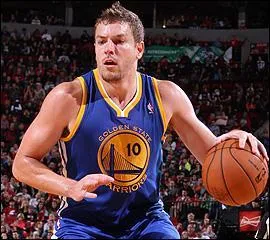 Voil au contraire un des joueurs majeurs de Golden State depuis maintenant trois ans en la personne de David Lee. O ce joueur a-t-il commenc sa carrire en 2005 et connu sa premire slection au All-Star Game en 2010 ?