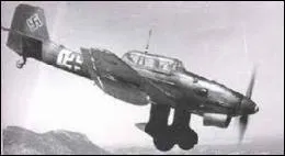 Comment avait-on surnomm les redoutables avions bombardiers et mitrailleurs en piqu de la Luftwaffe ?