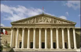 Dans quel arrondissement se trouve ce monument qui a une fonction administrative ?