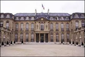 Dans quel arrondissement se trouve ce monument qui a une fonction administrative ?