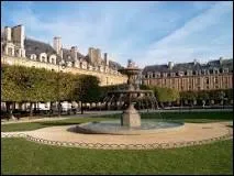 Dans quel arrondissement se trouve cette place ?