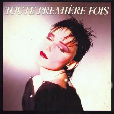 Quel est le nom de cette artiste ? Indice : Red and black.