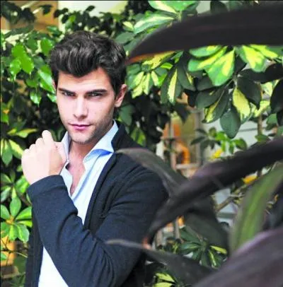 Dans la srie Violetta saison 3, Diego sort avec ...