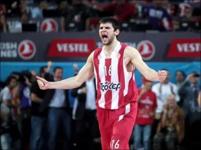 Kostas Papanikolaou est probablement le plus grand espoir grec actuel, il rejoint la NBA cette saison chez les Rockets qui ont rachet ses droits aprs sa draft par les New York Knicks en 2012. Pour quel club europen ce joueur voluait-il la saison dernire ?