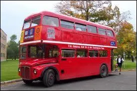 Ces bus rouges de Londres sont nombreux dans cette ville, comment les appelons t-on ?