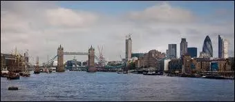 Comment s'appelle le fleuve que ce pont traverse ?