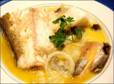 Mon premier ne brille pas.
La baudroie est mon second.
Mon tout est un ragoût de poissons cuisinés au vin.