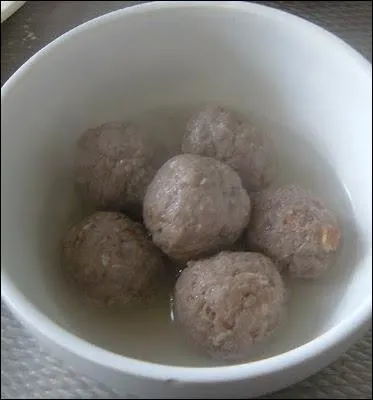 Mon premier fait des faux plis.
Les fleurs jaunes de mon second sont très odorantes.
Mon troisième coule de source.
Mon tout est une belle boulette.