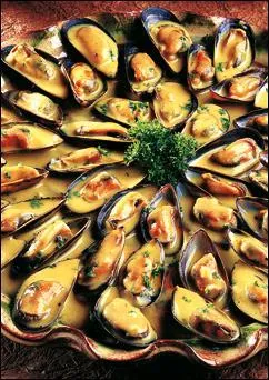 Mon premier n'est pas dur.
Mon second est le début d'une clameur.
Enlevez l'accent au dé et vous découvrirez mon troisième.
Mon tout est un plat de la mer, d'origine saintongeoise.