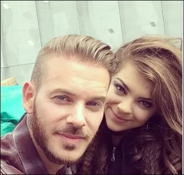 Qui sont ces stars sur la photo ? Ils ont participé tous les deux à la comédie musicale "Robin des Bois".