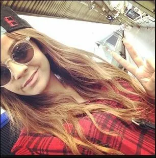 Team BS. Seule fille du groupe. Elle a participé à la "Star Academy" :