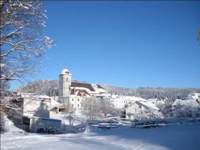 Dans quel département se trouve la ville de Maîche ?
