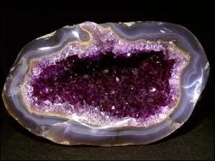 Lequel de ces minéraux est de couleur violette ?