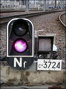 Dans la signalisation ferroviaire, le feu violet signifie :