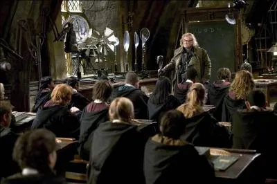 Quel sortilège évoque Ron lors du cours de défense contre les forces du mal ?