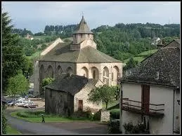 Village Aveyronnais, Rieupeyroux se situe en région ...