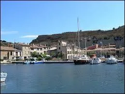 Située au bord de l'Étang de Berre, la commune pacaïenne de Saint-Chamas se situe dans le département ...