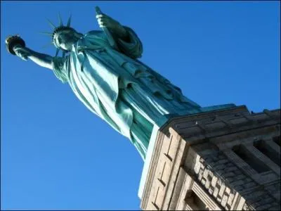 Cette scne est fime d'en bas : cela s'appelle un plan en...