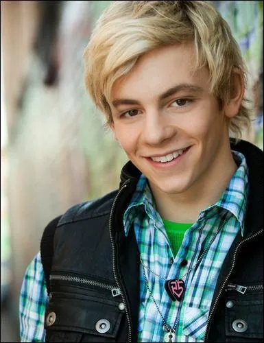 Quel acteur incarne Austin Moon dans la série "Austin et Ally" ?
