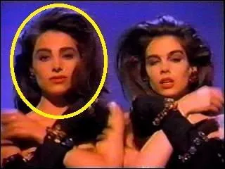 Là fille dans le cercle jaune, a été danseuse pour Prince, qui est-ce ?