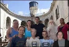 Dans le jeu télévisé Fort Boyard, les énigmes sont posées par le professeur Moustache.