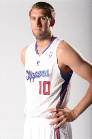 On termine par une recrue estivale des Clippers avec Spencer Hawes : l'intérieur scoreur à trois points. Pour quelles franchises a-t-il joué l'an dernier ?