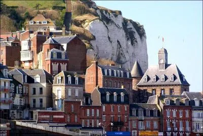 Quelques-uns font encore le charme de ces petites rues étroites. Où trouve t-on des bow-windows au Tréport ?