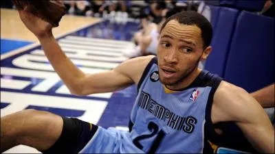 Voilà un joueur qu'il vaut mieux avoir avec soi que contre soi : Tayshaun Prince , drafté en 2002 il a déjà été élu quatre fois dans la seconde équipe type défensive de la ligue. De plus il a remporté le titre NBA en 2004, mais avec quelle franchise ?