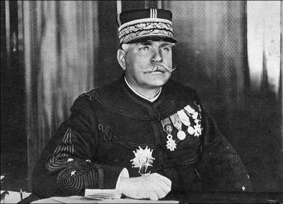 Nommé chef de l'état-major français en 1911, il va réussir l'exploit d'accumuler les défaites face à l'Allemagne. Il sera remplacé en 1916, mais eut tout de même droit à une victoire décisive dans la Marne. Qui est-il ?