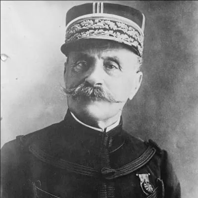 En 1917, ce général français vient en aide aux Italiens après le désastre de Caporetto. Puis, en 1918, celui-ci parvient à bloquer la dernière offensive allemande de la Grande Guerre. Il sera plus tard l'un des signataires de l'armistice du 11 novembre. Qui est-il ?