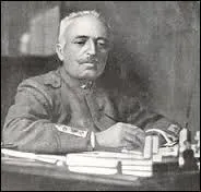 Peu avant le déclenchement de la Première Guerre mondiale, ce général italien réorganisa complètement l'armée de son pays. Nommé chef d'état-major, il reste à son poste durant les 20 premiers mois de la guerre. En 1917, le désastre de Caporetto et la colère de ses hommes l'obligent à démissionner de son poste et à envisager le suicide. Qui est-il ?