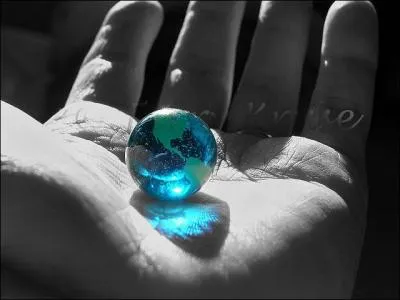 "Je fuirais, laissant là mon passé sans aucun remords, sans bagages et le coeur libéré en chantant très fort ...." Quels mots Aznavour chantait-il très fort ?