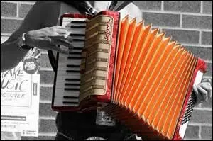 "C'est toujours la même chanson, on la redit d'une autre façon" sont des mots de ...