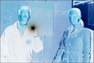 Qui est à droite de l'image ?