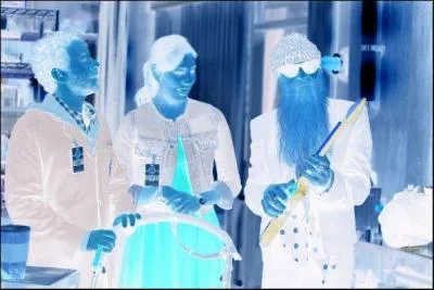 Qui est la personne à droite de la photo ?