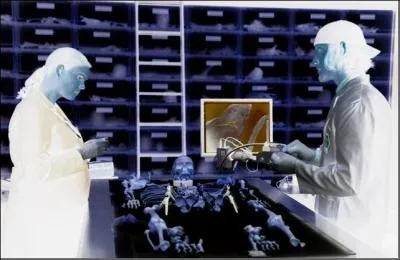 Qui est à gauche de la photo ?