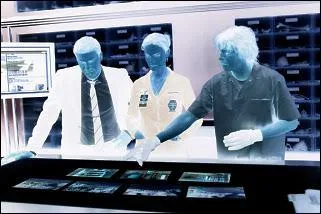 Qui est la première personne à gauche de la photo ?