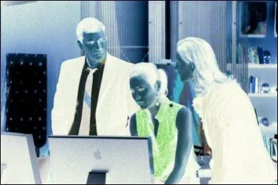 Qui est la personne au centre ?