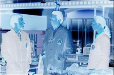 Qui est la personne qui se trouve au milieu ?