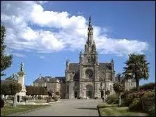Nous partons visiter la ville Morbihannaise de Sainte-Anne-d'Auray. Pour cela, nous devons nous rendre en région ...