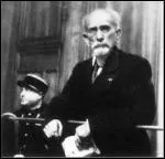 Le GPRF organise l'épuration et la chasse aux "collabos" qui ont soutenu le régime de Vichy. Quel célèbre écrivain, auteur de "Anthinéa", est condamné à la réclusion criminelle à perpétuité pour intelligence avec l'ennemi le 28 janvier 1945 ?