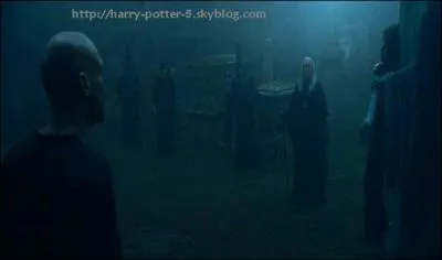 A quel mangemort Voldemort administre-t-il le sortilège "endoloris" ?