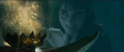 Quelle est la première phrase que le chur prononce lorsque l'uf est sous l'eau ?