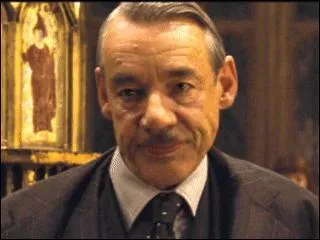 Quel professeur Harry croise-t-il lorsque celui-ci recherche Dumbledore pour l'avertir de l'incident de Mr Croupton ?