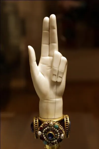 Quel est cet instrument remis au roi lors de son couronnement ?