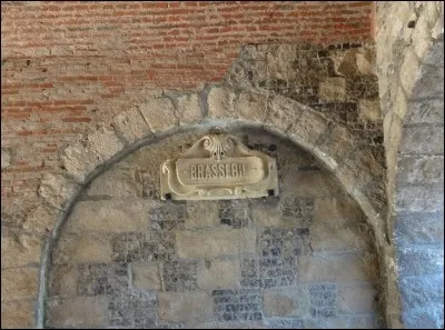 Cette enseigne retrouvée au Tréport confirme que la bière faisait partie de la vie locale en Normandie, bien avant le cidre qui lui est arrivé au XVIIIème siècle. Dans quelle rue se trouve cet emblème historique ?