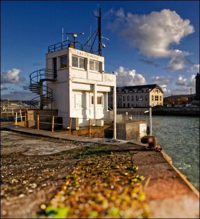 Une page d’histoire se tourne pour la capitainerie du Tréport. Après plus de 40 années de services dans la cité portuaire, pour quelle raison, a-t-elle été démolie le 21 mars 2017 ?