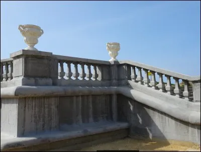 Reconstruit à l’identique sur le domaine du Tréport-Terrasse, ce majestueux perron menait à l'Hôtel Trianon transformé en hôpital durant la première guerre mondiale. Quel autre rôle lui fit-on remplir durant ces 4 années de conflit ?