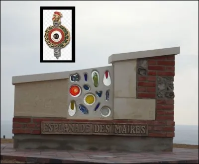 Inauguré le 26 Mai 2018, au Tréport ce monument dénommé " l' Esplanade des Maires" est situé sur le plus haut point de vue de la cité tréportaise. Il symbolise à lui seul, le travail accompli par ces hommes de loi. L'insigne officiel des Maires aux couleurs nationales de la France , est-il obligatoire ?